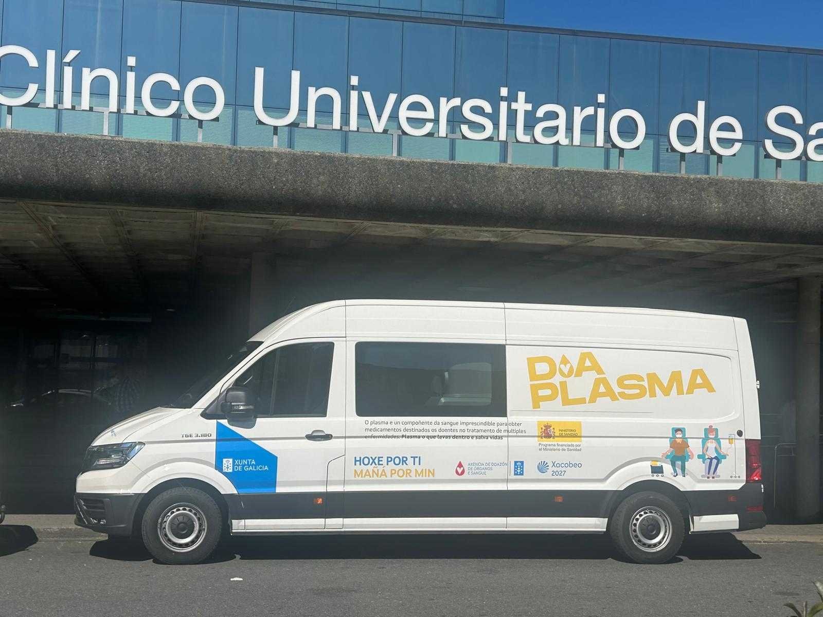 Furgoneta del programa Dia Plasma de ADOS ante el Complexo Hospitalario Universitario de Santiago