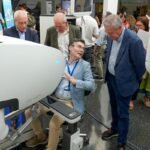 Profesionales examinan equipamiento médico durante unas jornadas de ingeniería biomédica