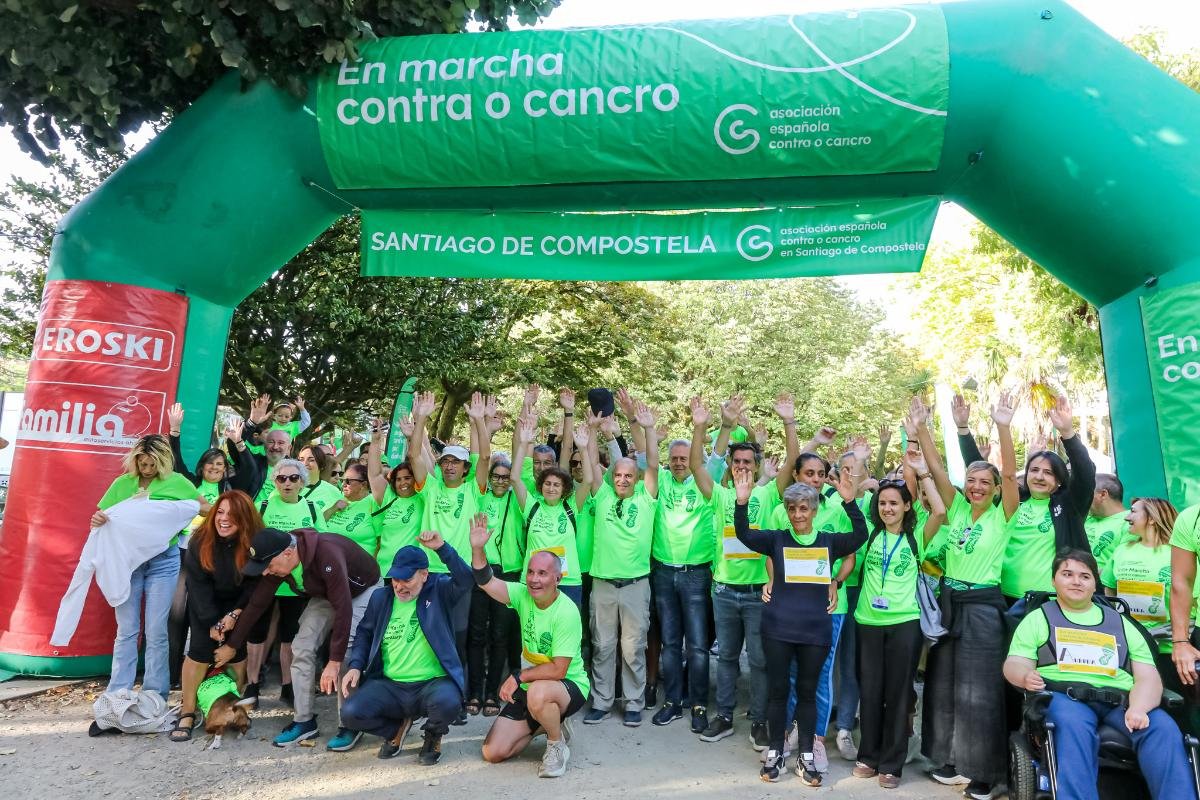 Participantes bajo el arco de salida de la V Andaina solidaria contra el cáncer en Santiago de Compostela, organizada por la Asociación Española Contra el Cáncer