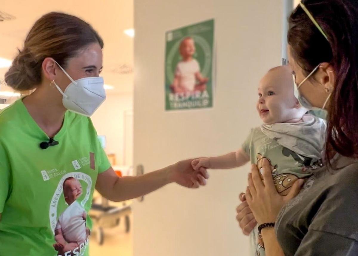 Personal de enfermería pediátrica saluda a un bebé durante la campaña de inmunización frente al virus respiratorio sincitial
