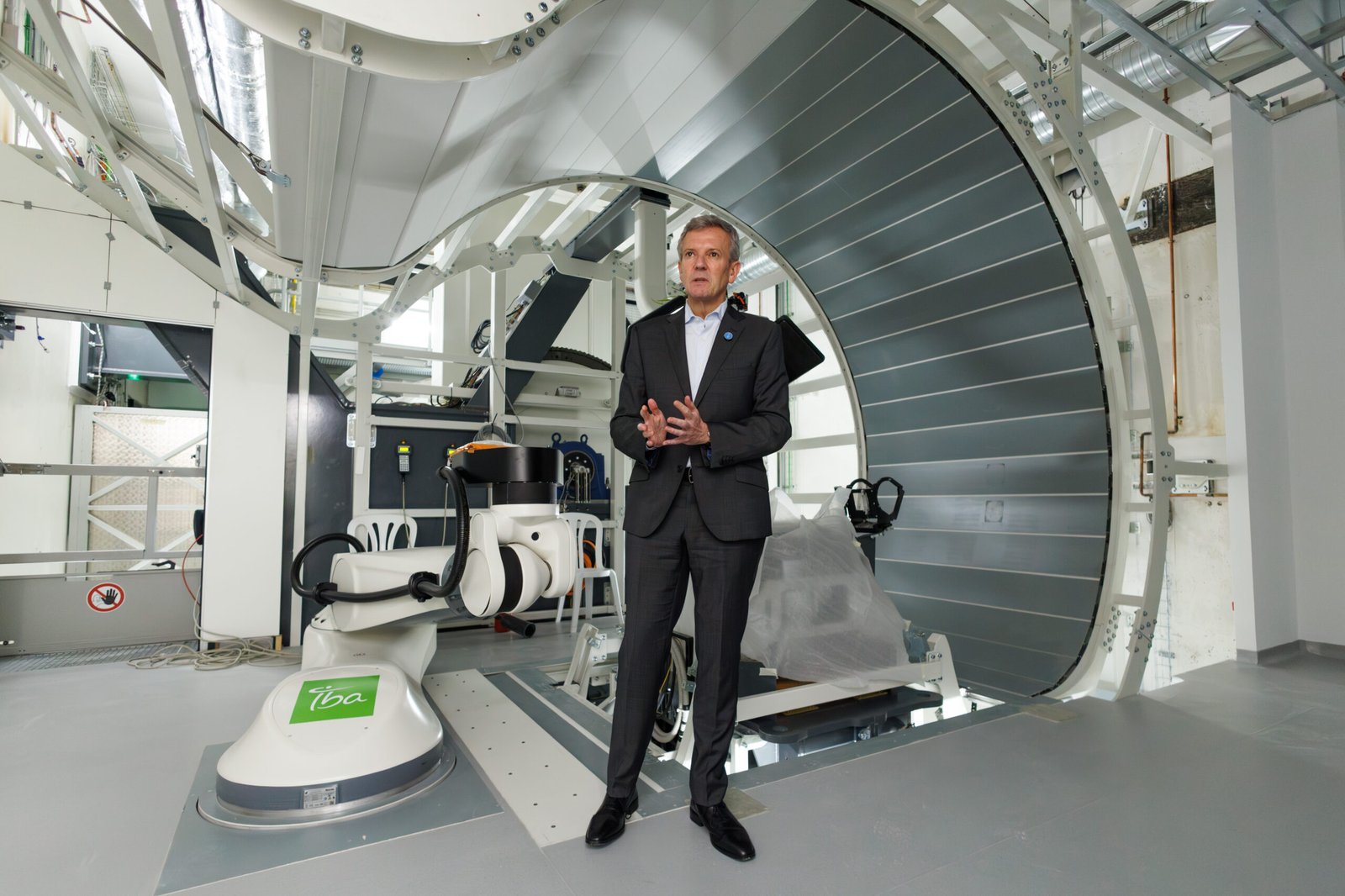 El presidente de la Xunta, Alfonso Rueda, ante el acelerador de protones instalado en el Centro de Protonterapia de Galicia, en Santiago de Compostela.