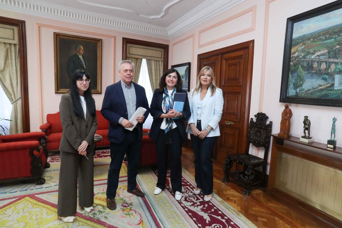 El conselleiro de Sanidade y la alcaldesa de Lugo en la reunión sobre el nuevo centro de salud