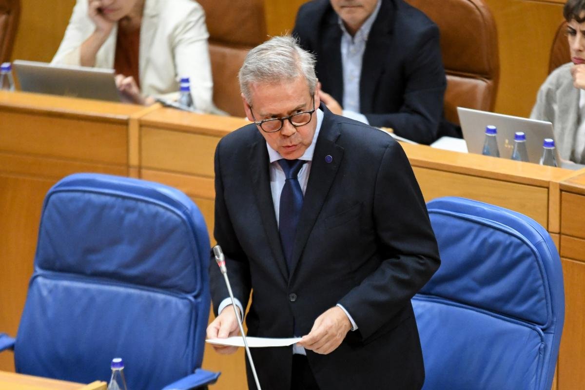 El conselleiro de Sanidade, Antonio Gómez Caamaño, interviene en el Pleno del Parlamento de Galicia
