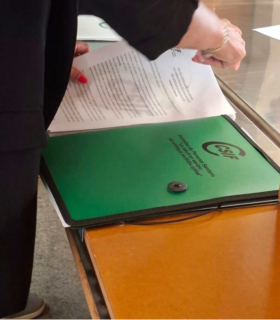 Detalle do escrito con case 1.000 sinaturas que CSIF presentou ao Sergas sobre a situación do persoal auxiliar administrativo