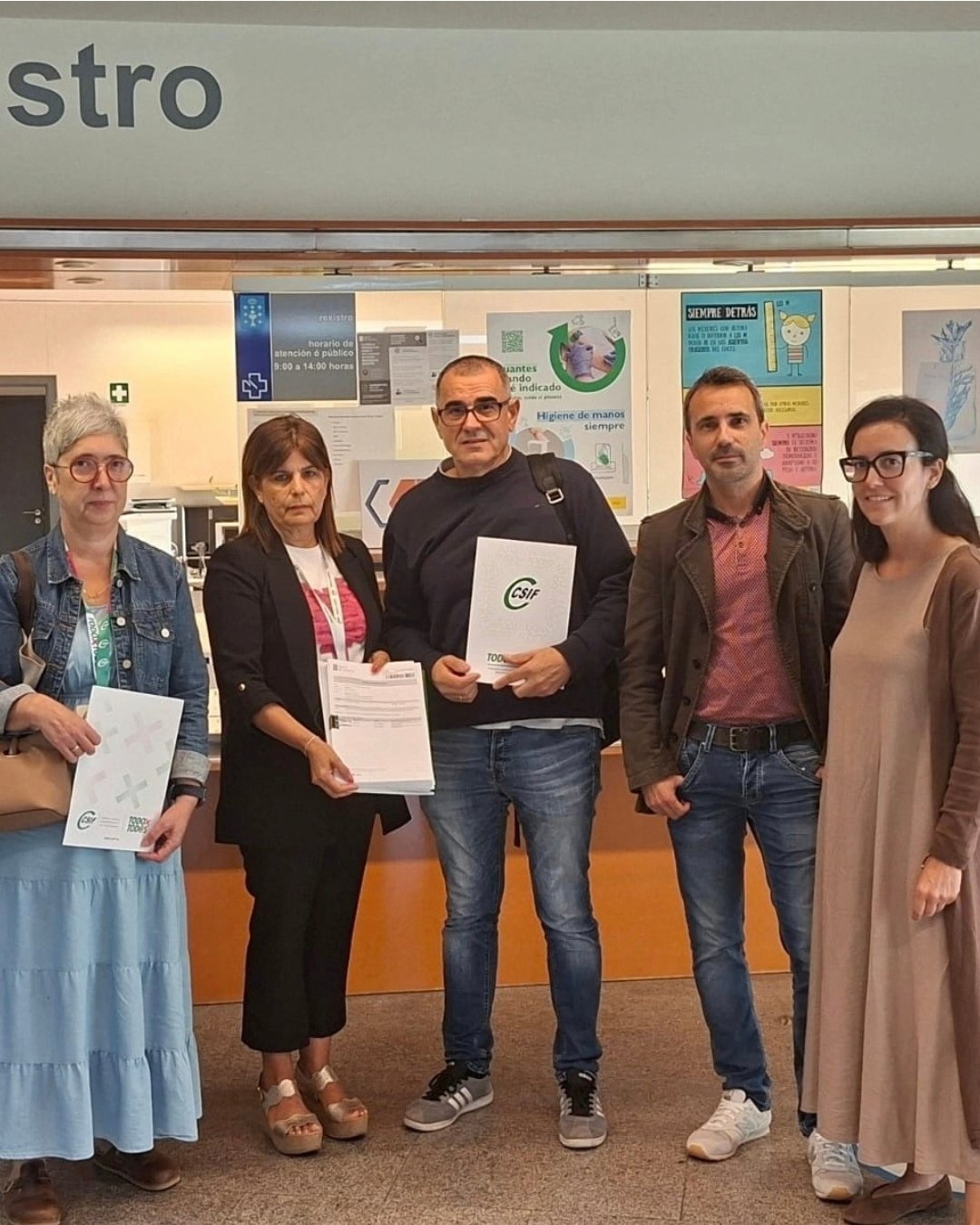 Delegados de CSIF Sanidade Galicia rexistrando o escrito con máis de 1.000 sinaturas sobre o persoal auxiliar administrativo do Sergas