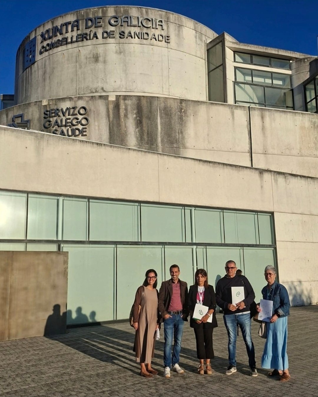 Delegados de CSIF Sanidade Galicia diante da sede da Consellería de Sanidade / Servizo Galego de Saúde en Santiago, tras rexistrar o escrito sobre o persoal auxiliar administrativo