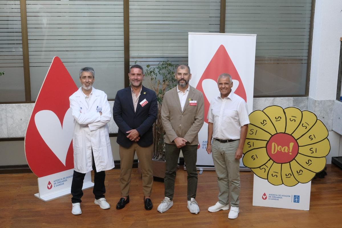El gerente del Sergas y responsables de la Axencia de Doazón de Órganos e Sangue, durante una visita institucional a sus instalaciones