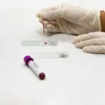 Muestra de sangre y material de laboratorio para análisis clínicos, imagen ilustrativa de banco de imágenes