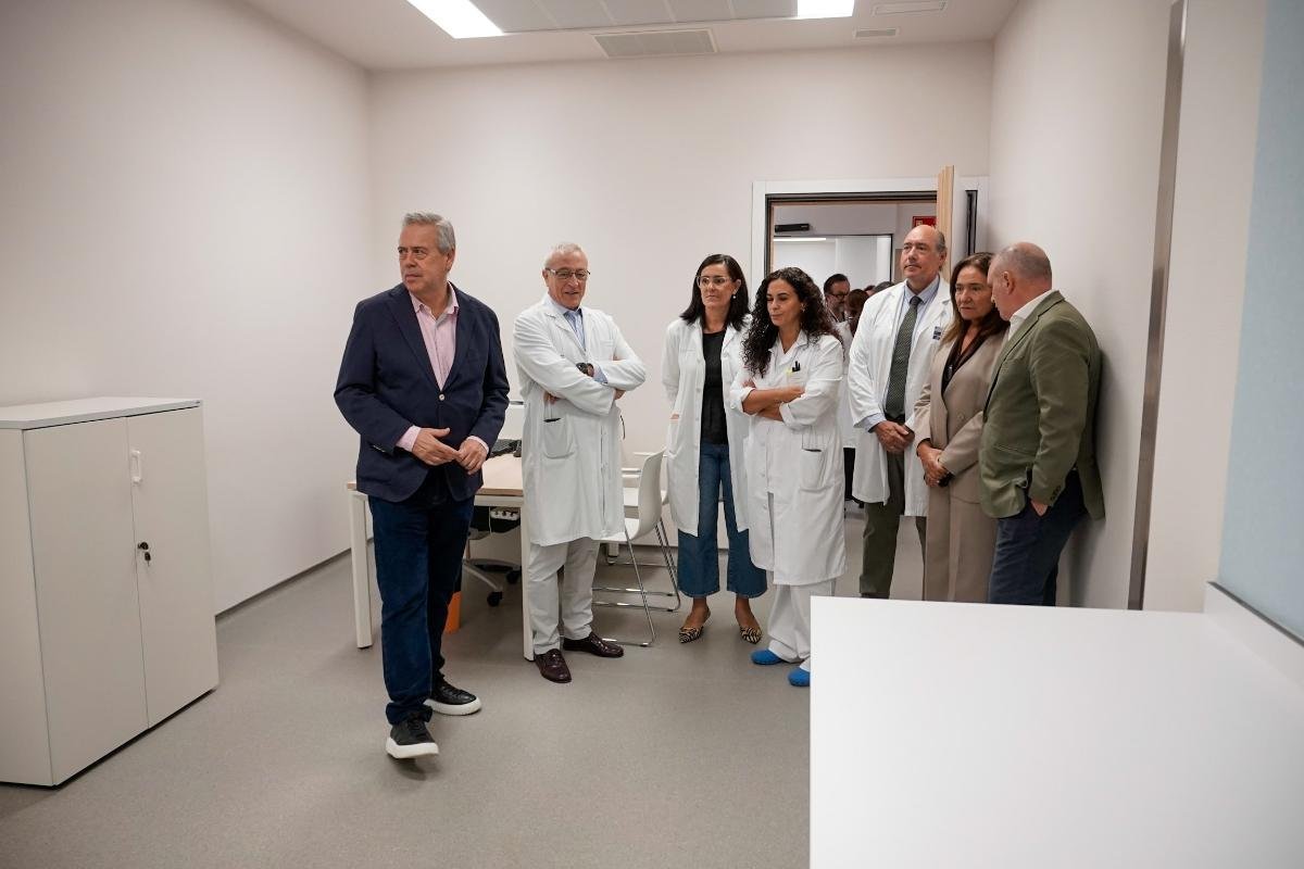 El conselleiro de Sanidade visita el nuevo Hospital de Día del Álvaro Cunqueiro
