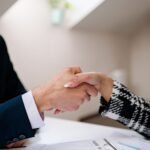 Firma de un acuerdo institucional (imagen ilustrativa de banco de imágenes de libre uso comercial, Pexels, autor Yan Krukau)