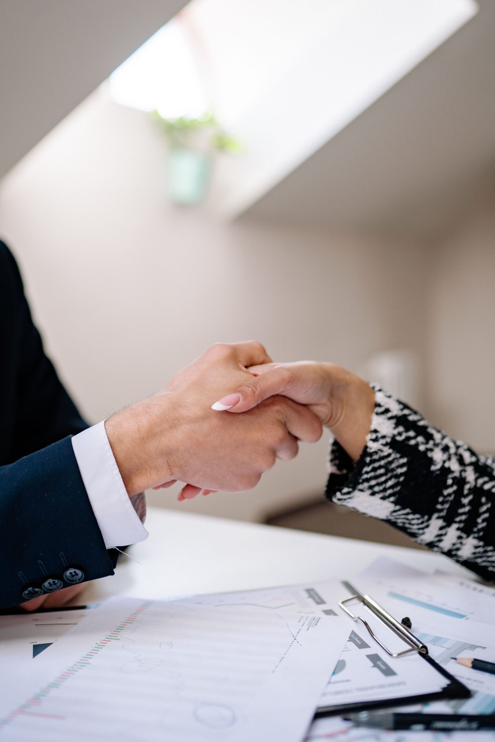 Firma de un acuerdo institucional (imagen ilustrativa de banco de imágenes de libre uso comercial, Pexels, autor Yan Krukau)