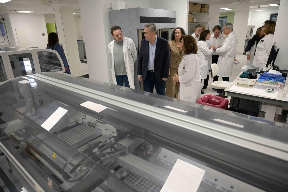 Visita institucional a un laboratorio clínico del Sergas. Imagen ilustrativa de equipamiento sanitario.