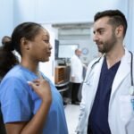 Profesionales sanitarios conversando en un hospital (imagen ilustrativa de archivo, sin relación con un centro concreto)