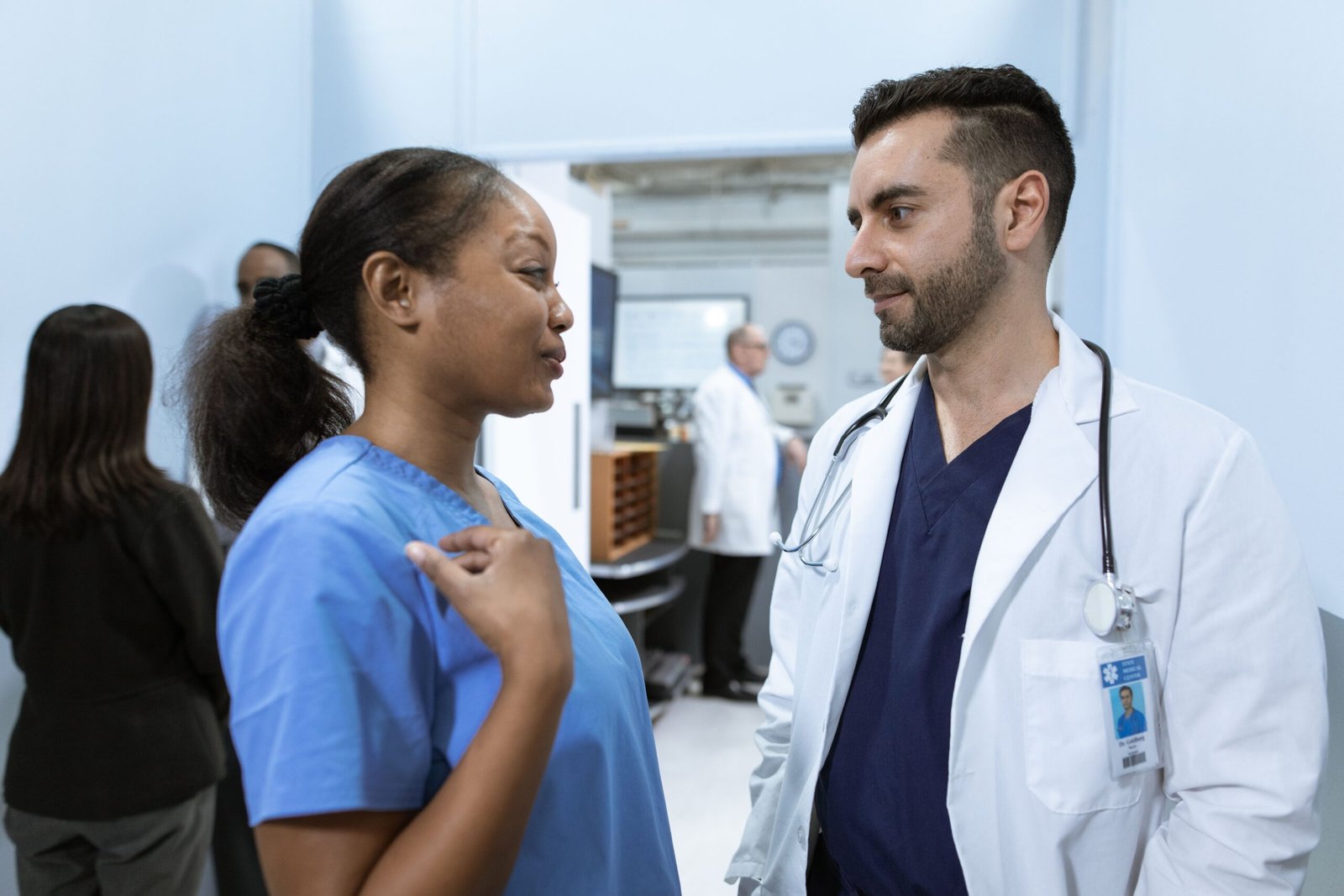Profesionales sanitarios conversando en un hospital (imagen ilustrativa de archivo, sin relación con un centro concreto)