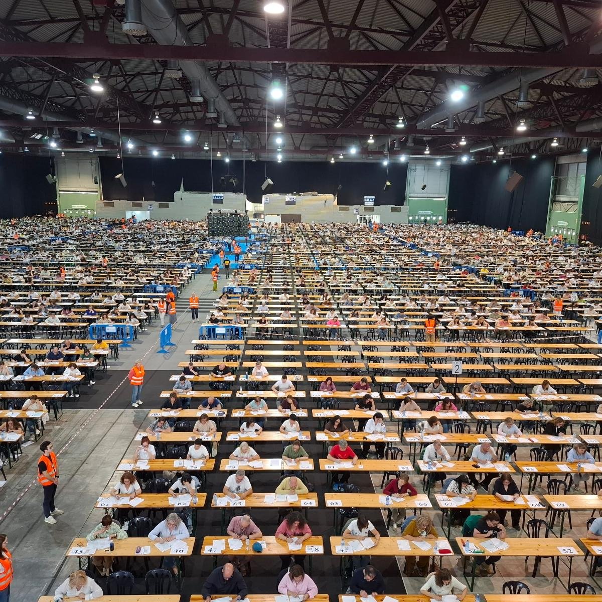 Aspirantes realizando un examen de oposición del Sergas en Silleda