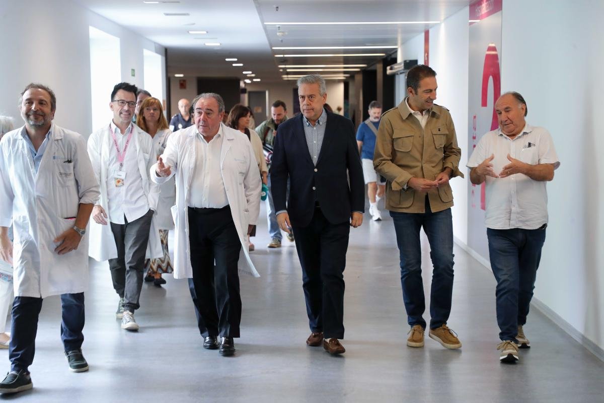 El conselleiro de Sanidade visita la nueva UCI pediátrica del HULA