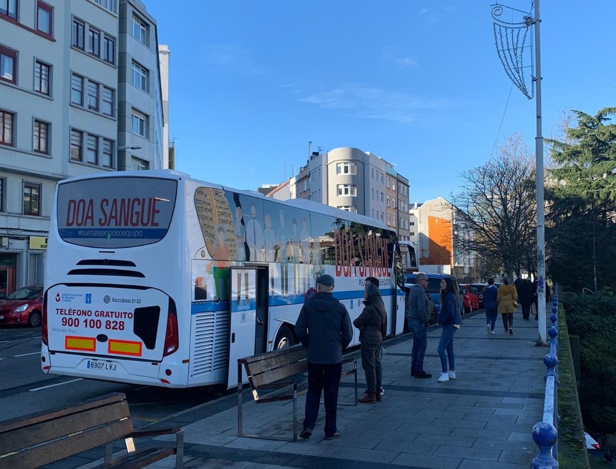 Autobús de la unidad móvil de donación de sangue de la Axencia de Doazón de Órganos e Sangue (ADOS) en Galicia