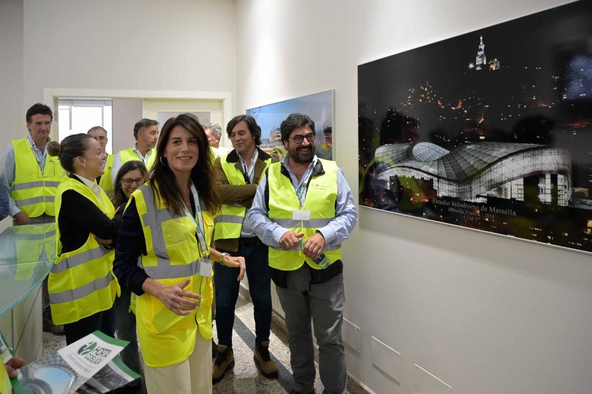 Visita institucional a la empresa Horta Coslada en Arteixo, que fabrica la estructura del viaducto de los nuevos accesos al CHUAC (foto oficial Xunta de Galicia)