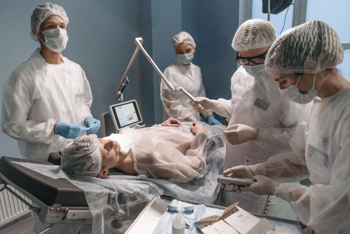 Quirófano con personal sanitario durante una intervención, imagen ilustrativa sin relación con un centro concreto (foto de banco de imágenes de libre uso comercial, Pexels)