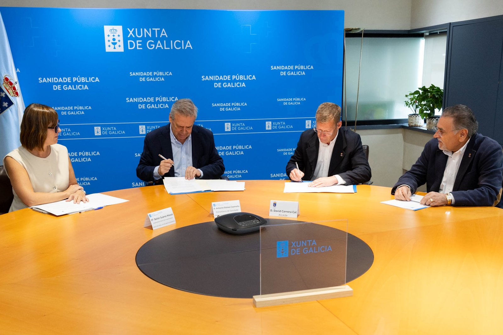 El conselleiro de Sanidade y el alcalde de A Lama firman el convenio para la reforma del centro de salud del municipio