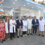 El conselleiro de Sanidade, Antonio Gómez Caamaño, con profesionales del Hospital Lucus Augusti ante el Autobús del Cerebro, en Lugo, con motivo de la Semana del Cerebro (foto oficial Xunta de Galicia)