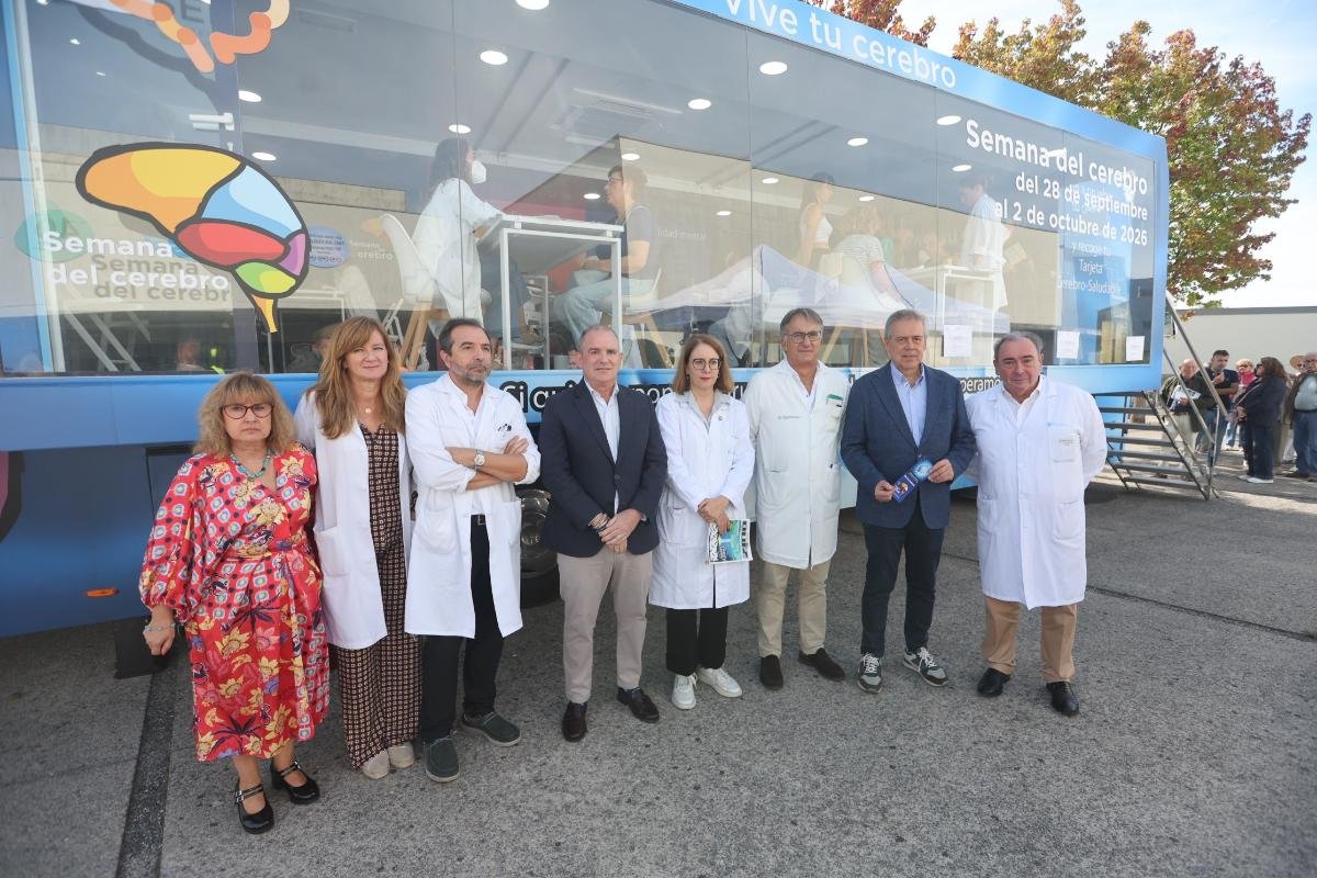 El conselleiro de Sanidade, Antonio Gómez Caamaño, con profesionales del Hospital Lucus Augusti ante el Autobús del Cerebro, en Lugo, con motivo de la Semana del Cerebro (foto oficial Xunta de Galicia)