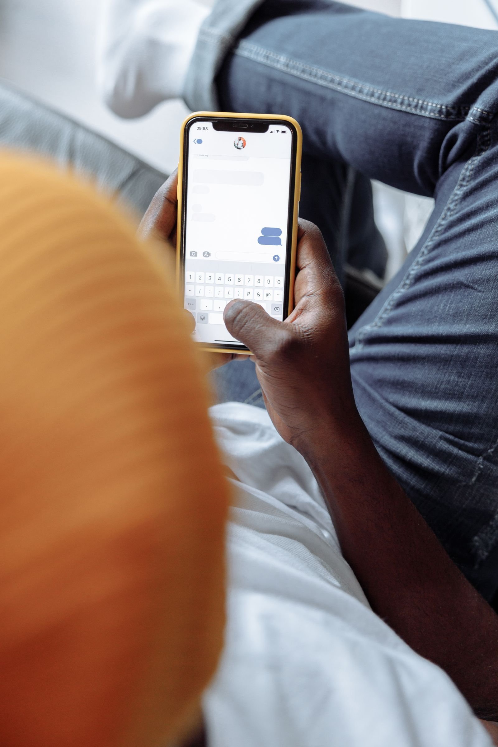 Imagen ilustrativa de una persona recibiendo un aviso por SMS en el móvil (foto de banco de imágenes de libre uso comercial, Pexels)